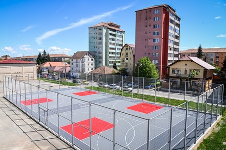 Școala nr. 8 din zona Lupeni va avea un teren de sport nou