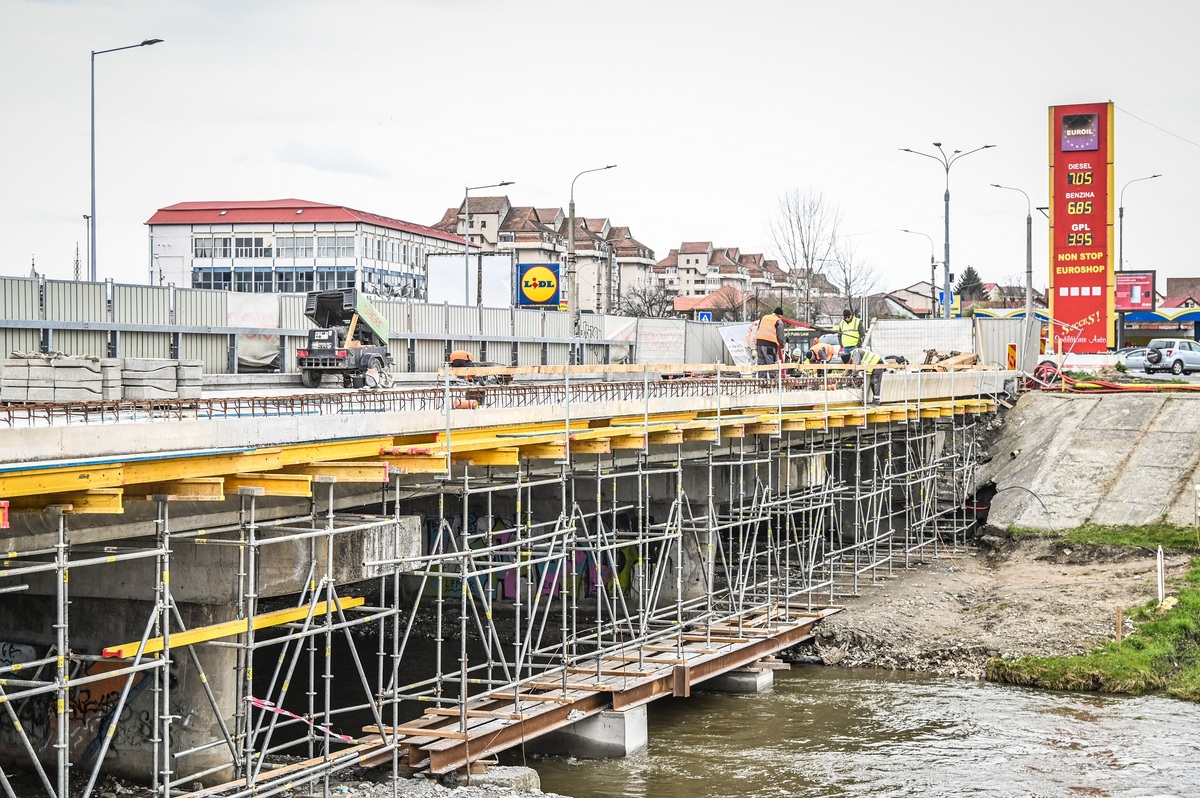 Lucrările la podul peste Cibin de pe șoseaua Alba Iulia avansează